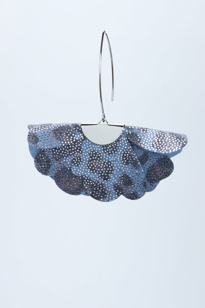 Cercei floare mica - Animal print gri cu sclipici