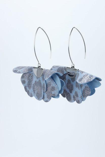 Cercei floare mica - Animal print gri cu sclipici