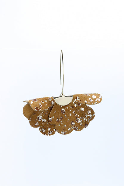 Cercei floare mica - Maro cu splash sclipici