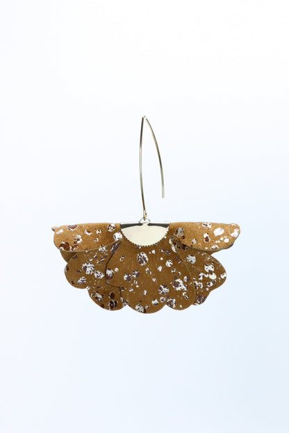 Cercei floare mica - Maro cu splash sclipici