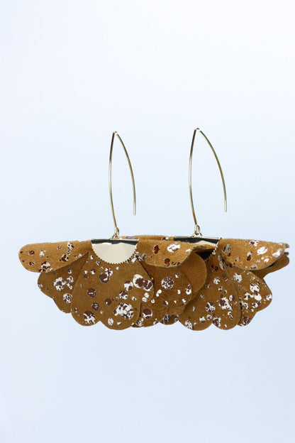 Cercei floare mica - Maro cu splash sclipici