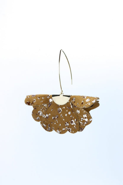 Cercei floare mica - Maro cu splash sclipici