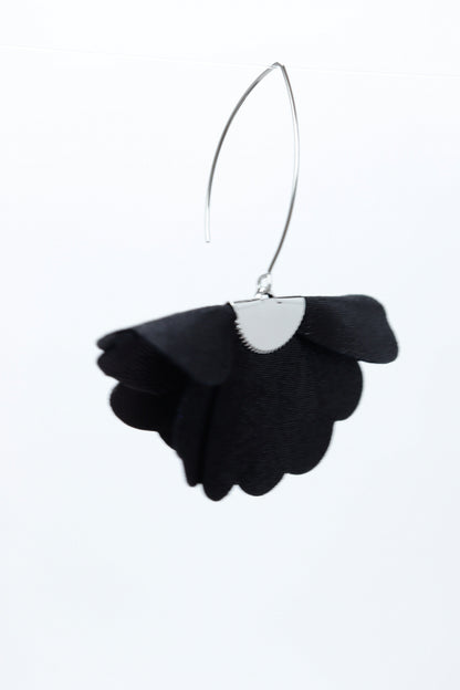 Cercei floare mica - Negru cu sclipici argintiu