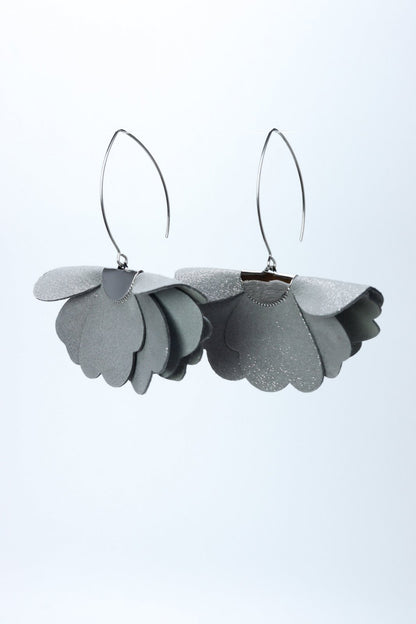Cercei floare mica - gri cu sclipici