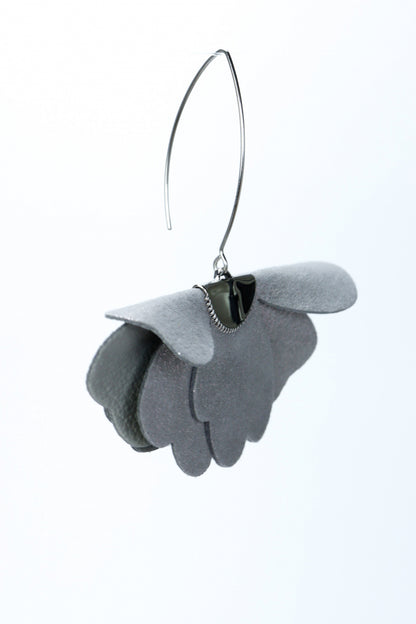 Cercei floare mica - gri cu sclipici