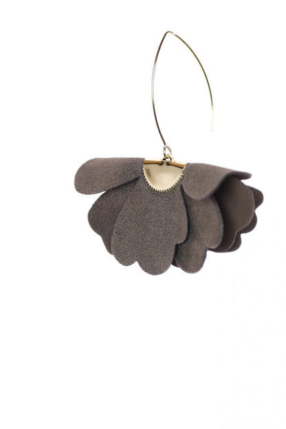 Cercei floare mica - Taupe cu sclipici