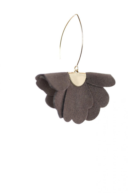 Cercei floare mica - Taupe cu sclipici