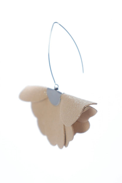 Cercei floare mica - Bej cu sclipici