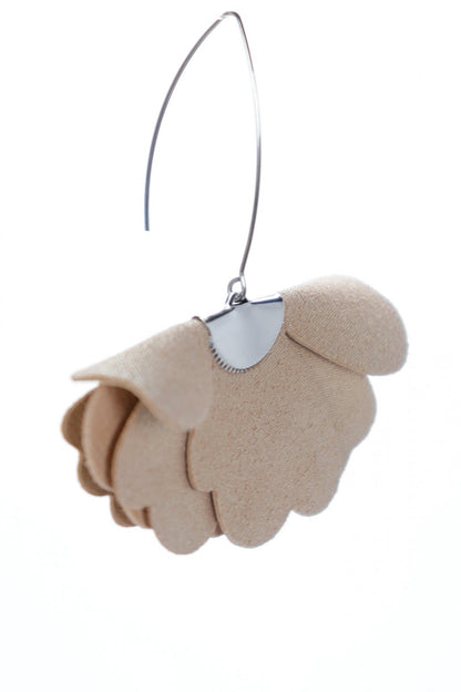 Cercei floare mica - Bej cu sclipici