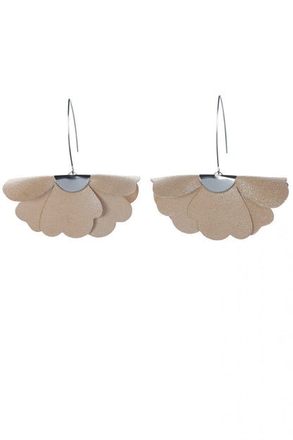 Cercei floare mica - Bej cu sclipici