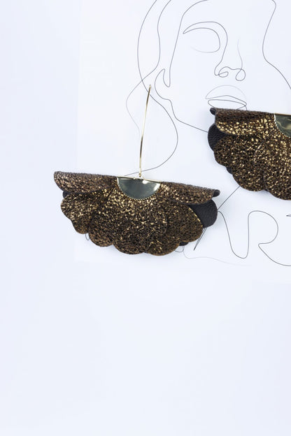 Cercei floare mica - Maro cu sclipici auriu