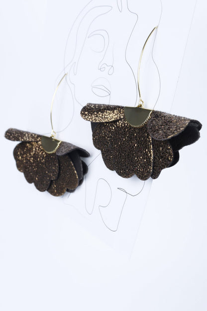 Cercei floare mica - Maro cu sclipici auriu