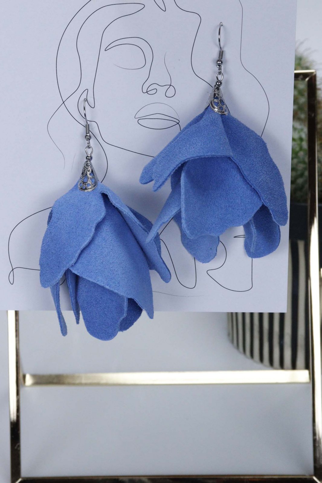 Iris Earrings - Baby blue