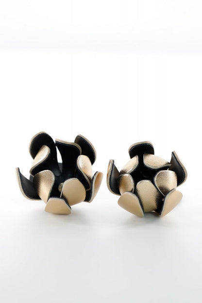 Cercei model floral din piele - Auriu + Negru