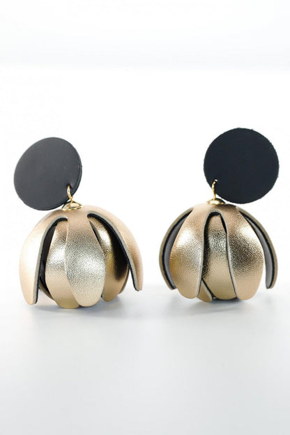 Cercei model floral din piele - Auriu + Negru