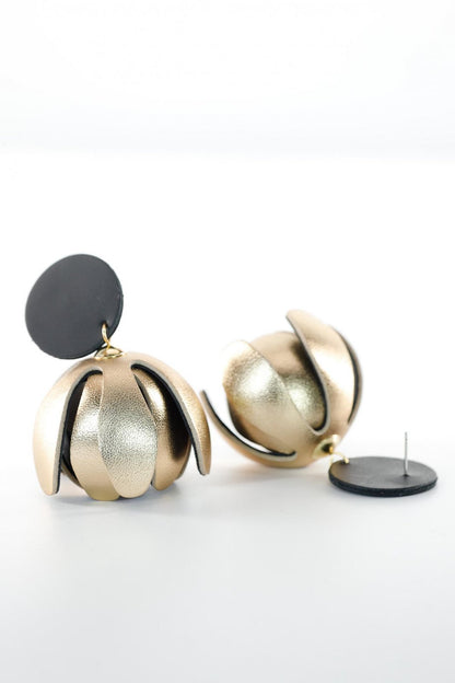 Cercei model floral din piele - Auriu + Negru