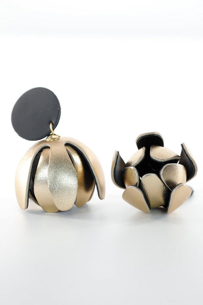 Cercei model floral din piele - Auriu + Negru