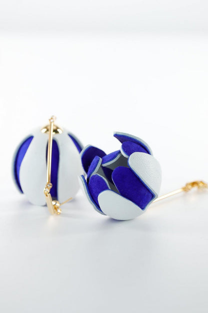 Cercei model floral din piele - Auriu + Albastru electric