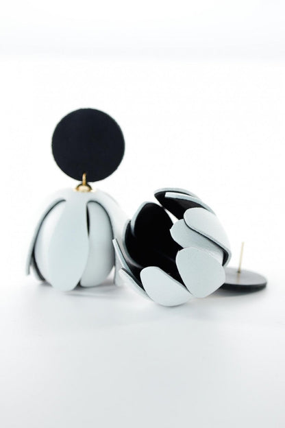 Cercei model floral din piele - Alb + Negru