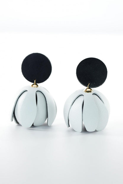 Cercei model floral din piele - Alb + Negru