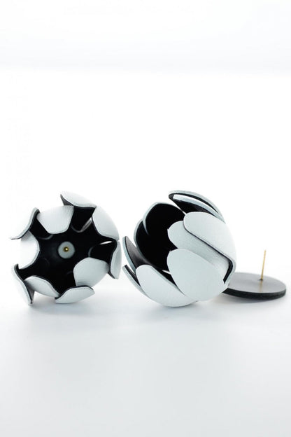 Cercei model floral din piele - Alb + Negru