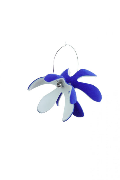 Cercei model floral - Albastru electric + Alb