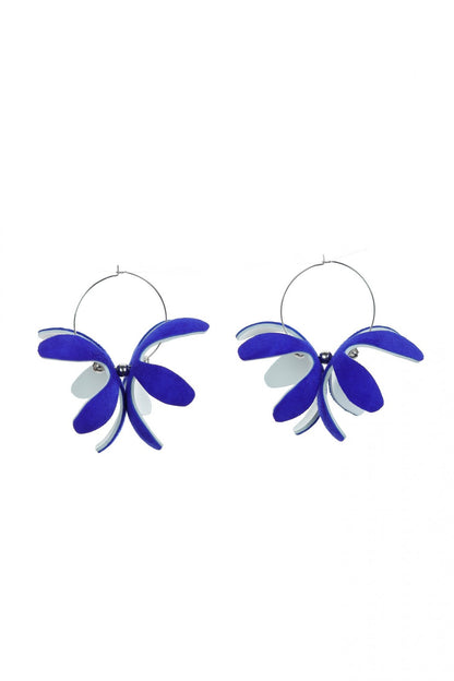 Cercei model floral - Albastru electric + Alb
