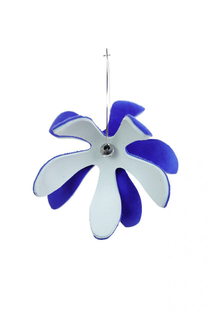 Cercei model floral - Albastru electric + Alb
