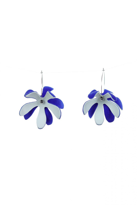 Cercei model floral - Albastru electric + Alb