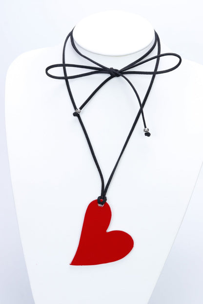 Colier choker cu inima din piele lacuita