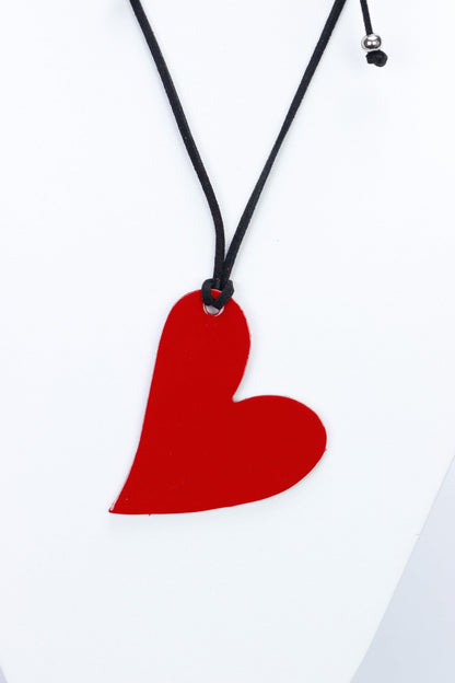 Colier choker cu inima din piele lacuita