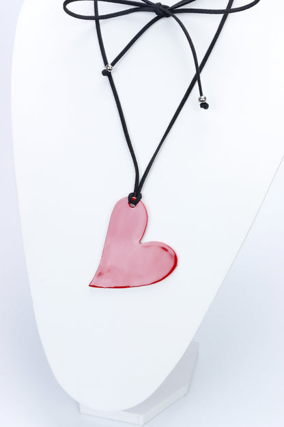 Colier choker cu inima din piele lacuita