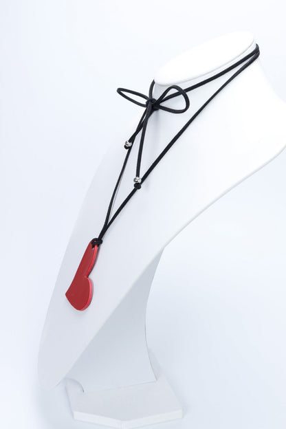 Colier choker cu inima din piele lacuita