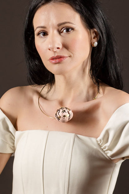 Colier deschis in nuante de roz pal si auriu