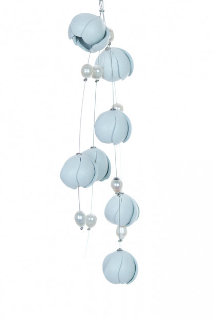 Cercei florali cu perle, albi nu bleu