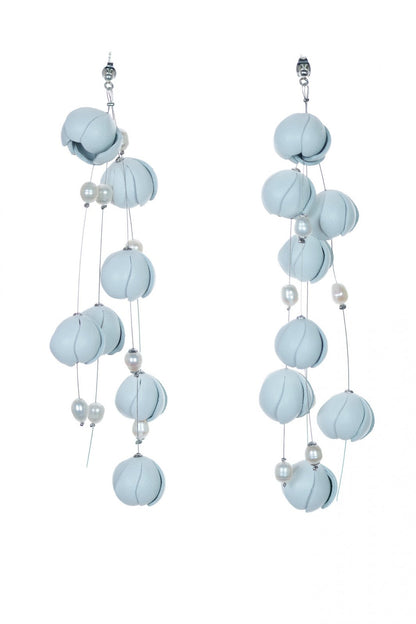 Cercei florali cu perle, albi nu bleu