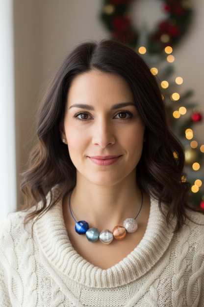 Colier Leatherbonbon (265) pe model - bilele sus la baza gâtului