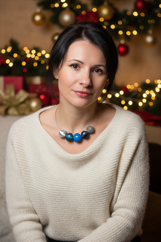 Colier Leatherbonbon cu bile albastre pe model